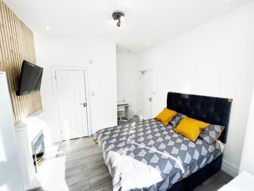 Minet Gardens - Centrally located Apartment - Rm 1 - Tap to explore photos