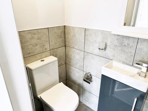 Minet Gardens - Centrally located Apartment - Rm 1 - Tap to explore photos