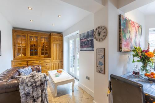 Traditional English 4 bedroom home in Greenwich - Tap to explore photos