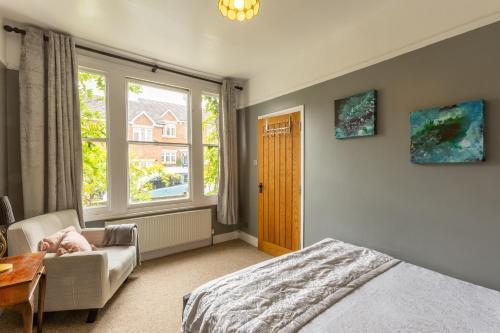 Traditional English 4 bedroom home in Greenwich - Tap to explore photos