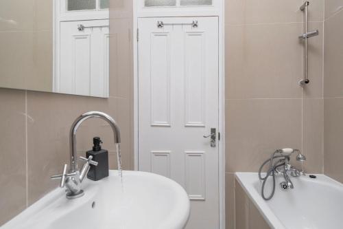 Kensington Nest Serviced Town House - Tap to explore photos