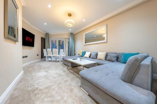 Brand New London Luxury House - Sleeps 8 - Tap to explore photos