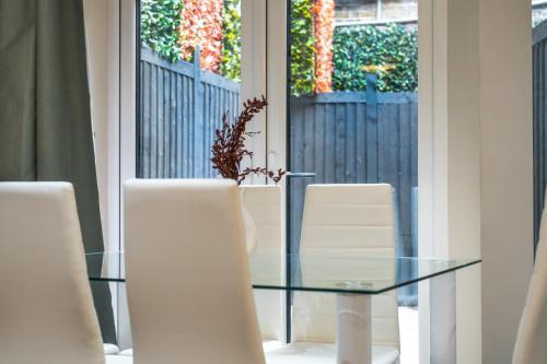 Brand New London Luxury House - Sleeps 8 - Tap to explore photos