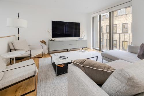 Luxury Central Mayfair Townhouse with AC 3BR 3BA - Tap to explore photos