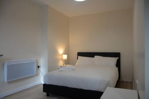 London 4 Bedroom House - Tap to explore photos