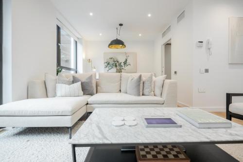 Luxury Central Mayfair Townhouse with A/C 3BR 3BA - Tap to explore photos