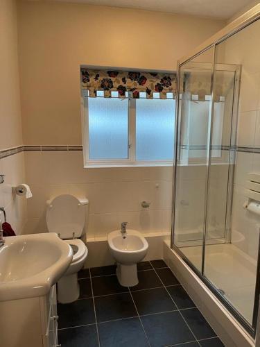 Cheerful 3 bedroom house with off street parking - Tap to explore photos