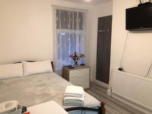 En Suite Double Room - Tap to explore photos