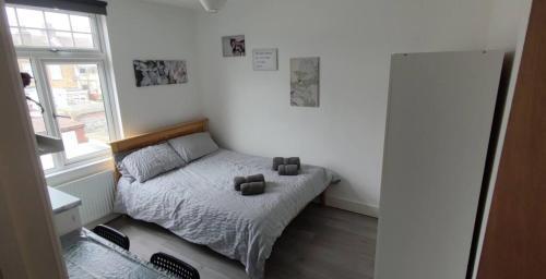 Double Room Edmonton Green, London N9 - Tap to explore photos