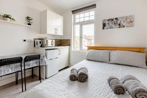 Double Room Edmonton Green, London N9 - Tap to explore photos