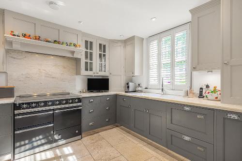 Veeve - Heart of Hampstead - Tap to explore photos