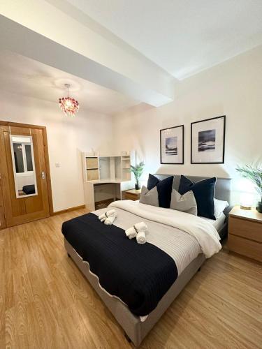 Retreat to a Stylish Ensuite in London - Tap to explore photos