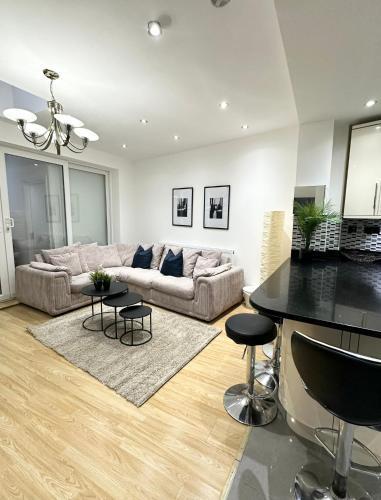 Retreat to a Stylish Ensuite in London - Tap to explore photos