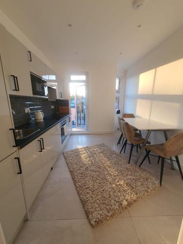 Stone Lodge 2 min Walk From Edgware Underground - Tap to explore photos