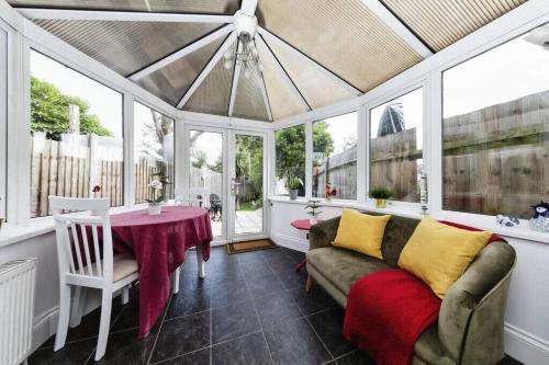 Your Chic 3BR Home Comfort and Style in London - Tap to explore photos