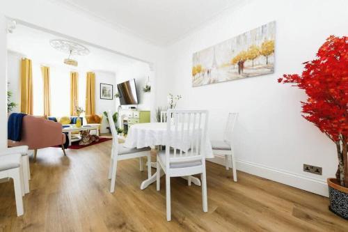Your Chic 3BR Home Comfort and Style in London - Tap to explore photos