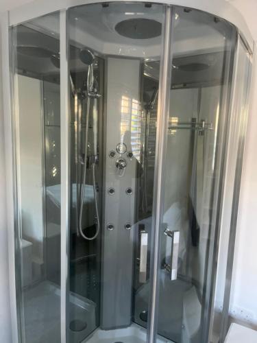 Mayfield guest rooms - Tap to explore photos