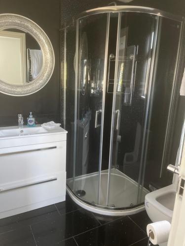 Mayfield guest rooms - Tap to explore photos