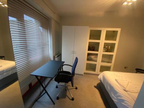 Lovely bright double room-private bathroom - Tap to explore photos