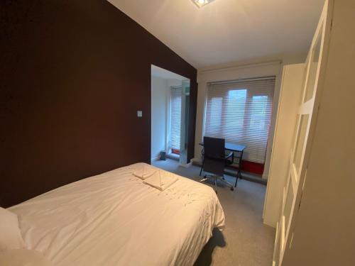 Lovely bright double room-private bathroom - Tap to explore photos