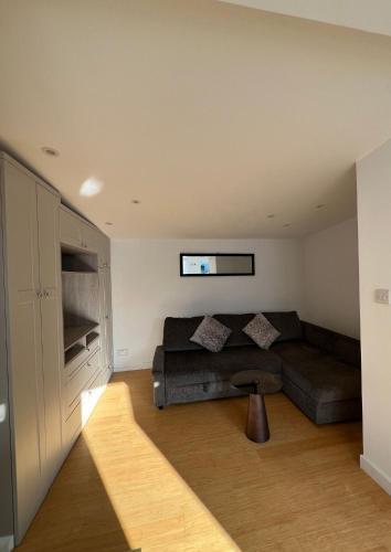 Single Unique Room For Professionals - Tap to explore photos