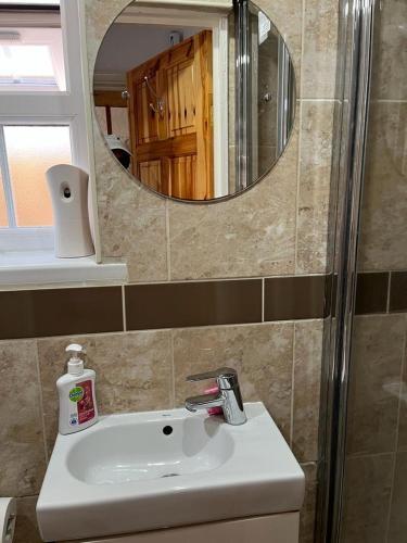 Large Double Bedroom with free on site parking max car length 5 metres - Tap to explore photos
