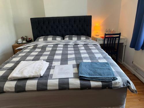Large Double Bedroom with free on site parking max car length 5 metres - Tap to explore photos