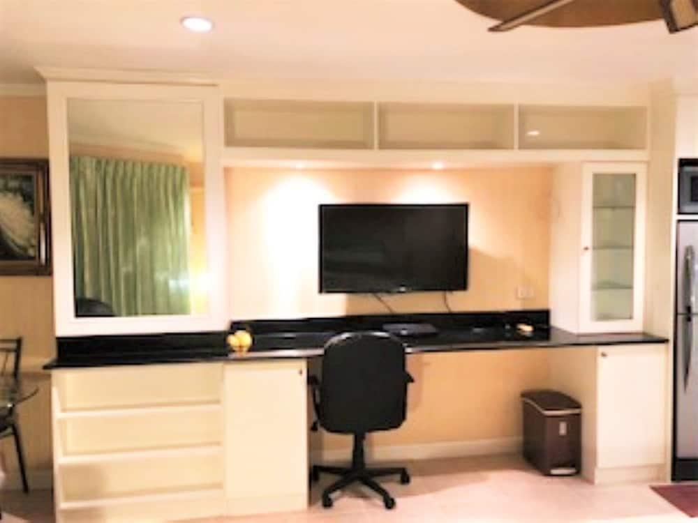 Thip Condotel Jomtien Studio Apartment on soi 7 - Tap to explore photos