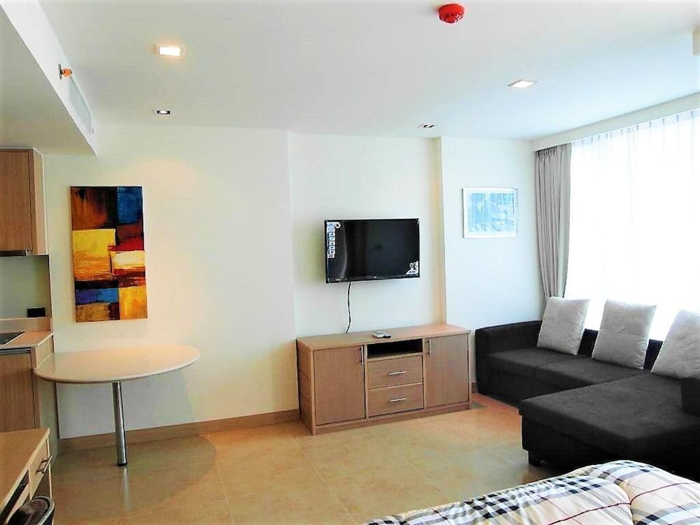 The Cliff sea & Pool Views Studio Apartment Pratumnak Pattaya - Tap to explore photos
