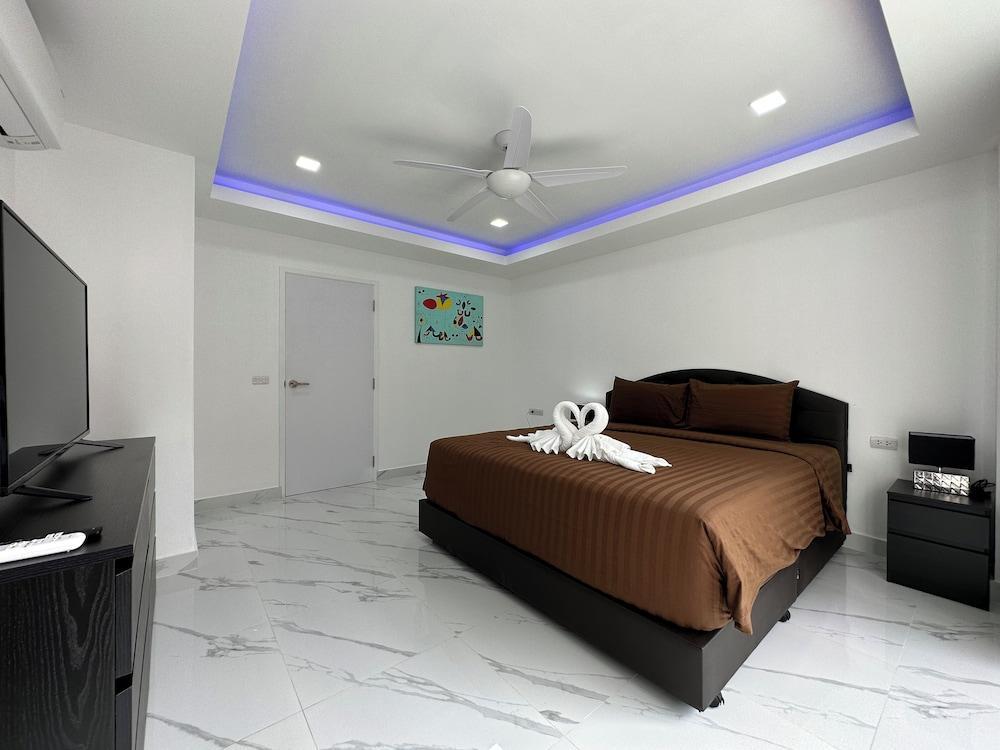 STUNNING BEACHFRONT VIEW LUXURIOUS APT 2