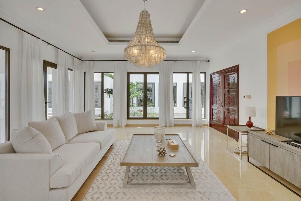 5 Villa w Private Pool Beach on Palm Jumeirah - Tap to explore photos