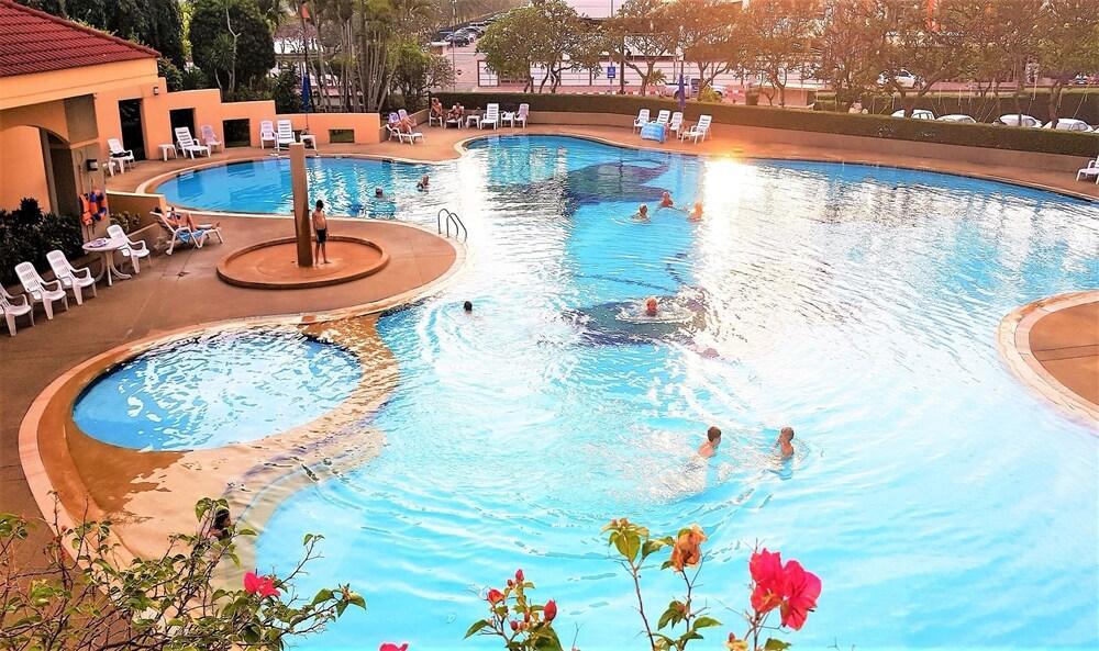 Beach Condo Jomtien Pool View Large Modern 1 Bedroom Kitchen - Tap to explore photos