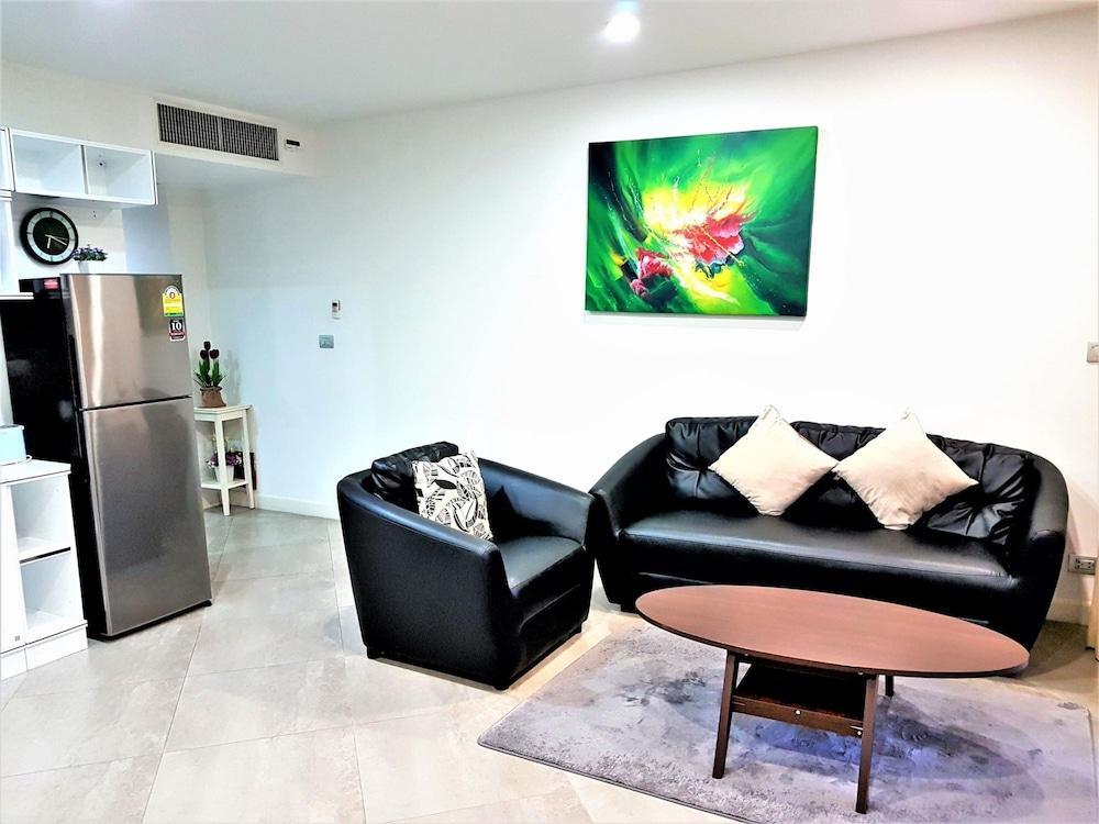 G201 Swimming Pool Gym Kitchen Free Parking Balcony - Tap to explore photos