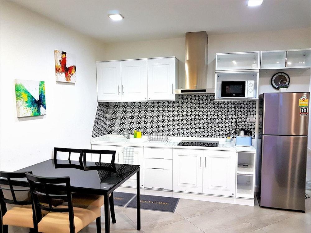 G201 Swimming Pool Gym Kitchen Free Parking Balcony - Tap to explore photos