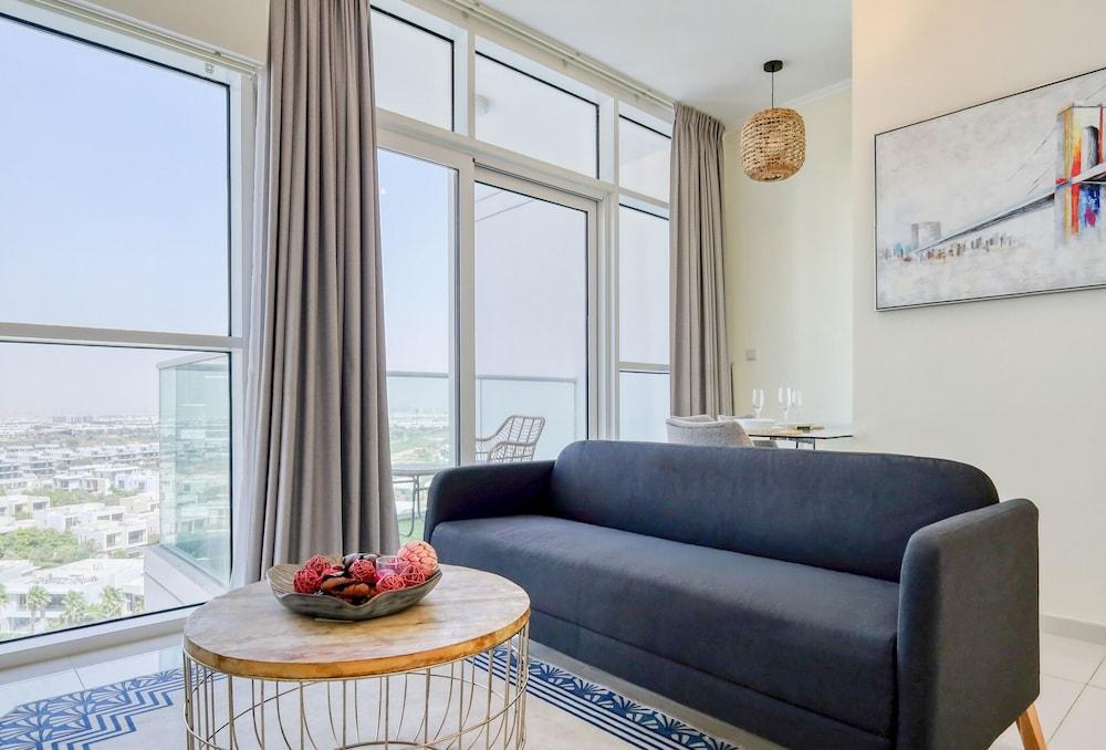 Carson Elegant Living in One Bedroom