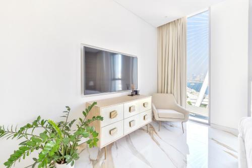 Lavish & Equipped 2 BR Facing Ain Dubai - Tap to explore photos