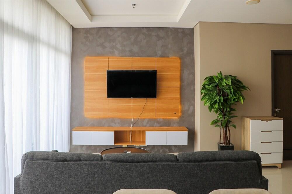Spacious And Comfy 3Br Ciputra International Apartment - Tap to explore photos