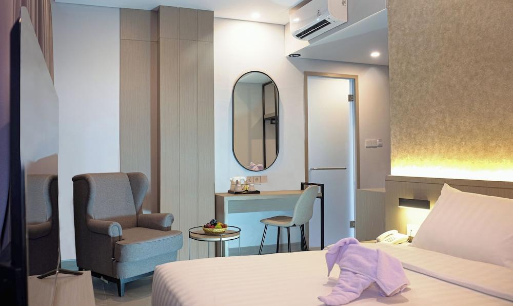 Front One Boutique Hotel Taman Anggrek Room Type - Suite