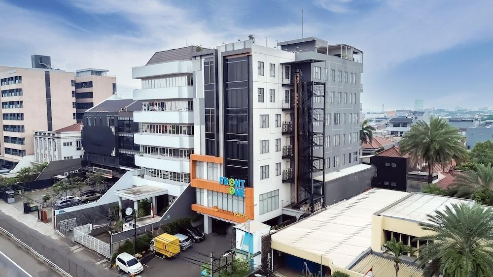 Front One Boutique Hotel Taman Anggrek - Tap to explore photos