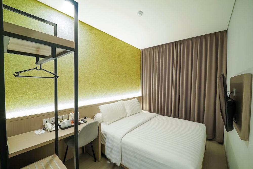 Front One Boutique Hotel Taman Anggrek Room Type - Standard Room