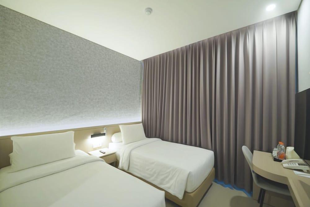 Front One Boutique Hotel Taman Anggrek Room Type - Deluxe Twin Room