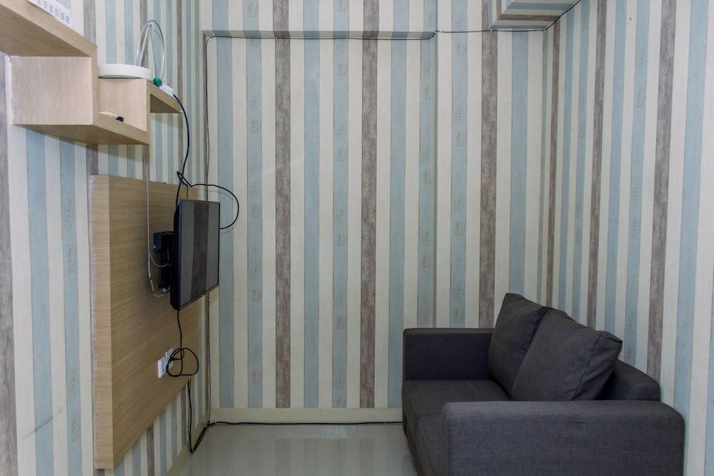 Spacious And Comfy 1Br At Green Pramuka City Apartment - Tap to explore photos