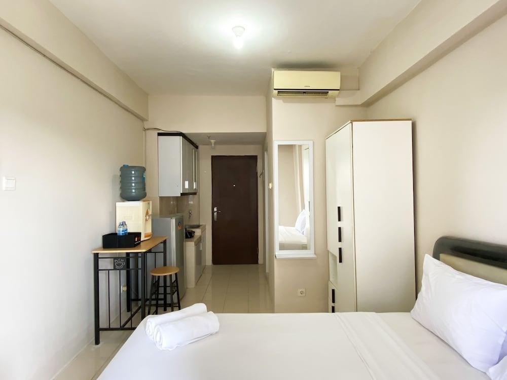 Warm And Restful Studio Room Sunter Park View Apartment - Tap to explore photos