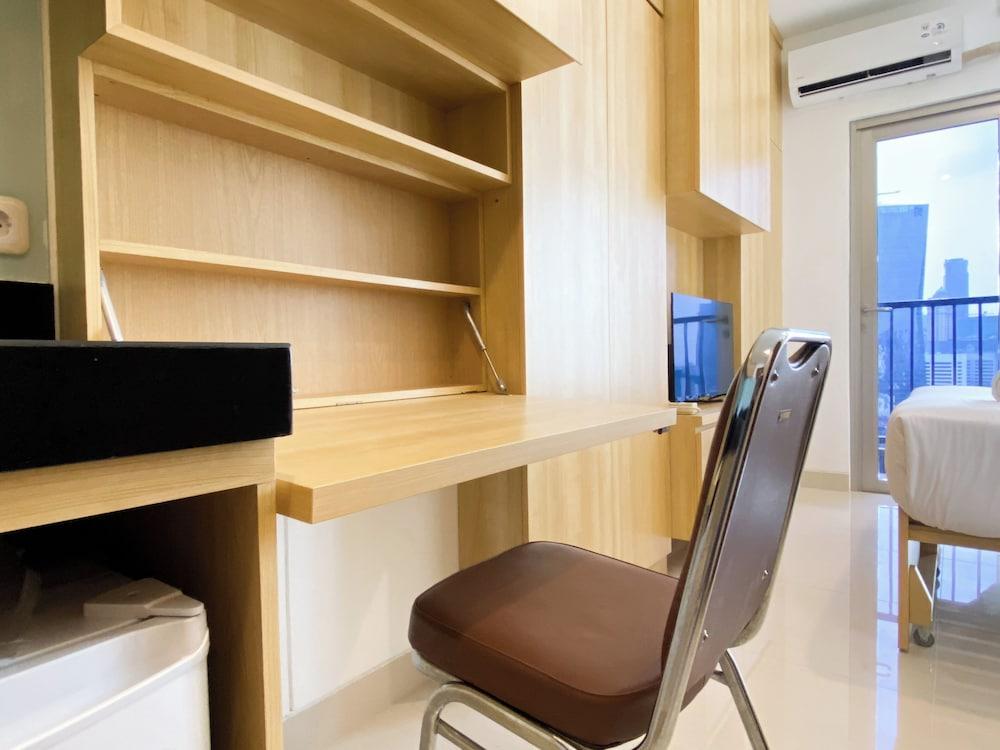 Modern Design And Homey Studio Ciputra World 2 Apartment - Tap to explore photos