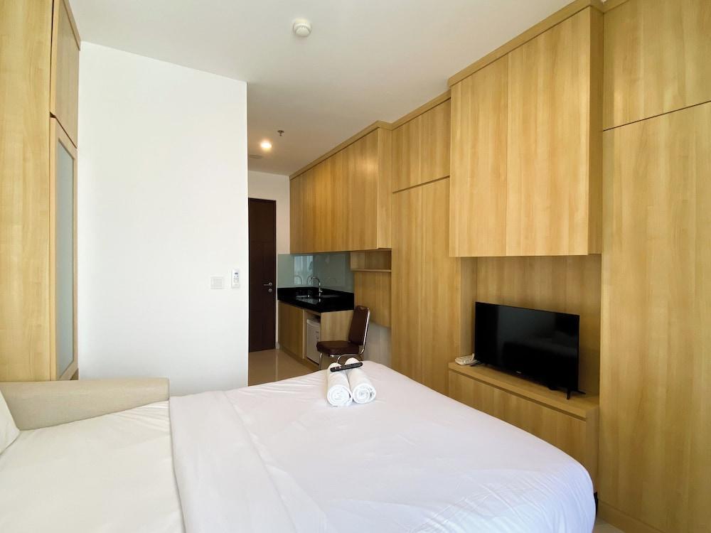Modern Design And Homey Studio Ciputra World 2 Apartment - Tap to explore photos