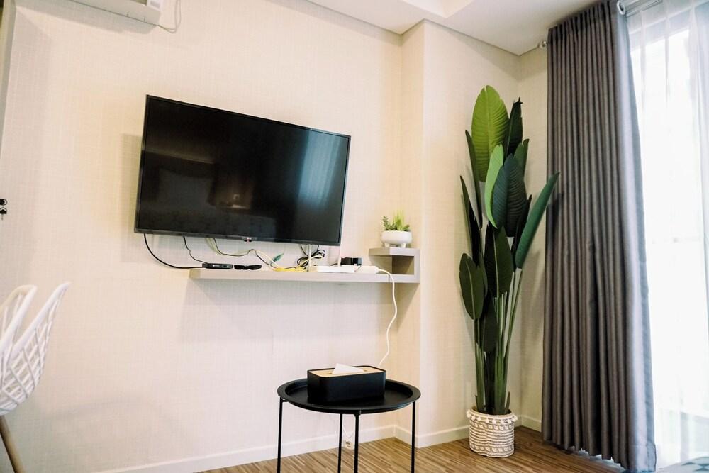 Homey And Cozy Studio Room Daan Mogot City Apartment - Tap to explore photos