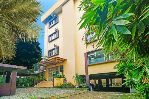 OYO 92723 Sultan Residence Syariah - Tap to explore photos