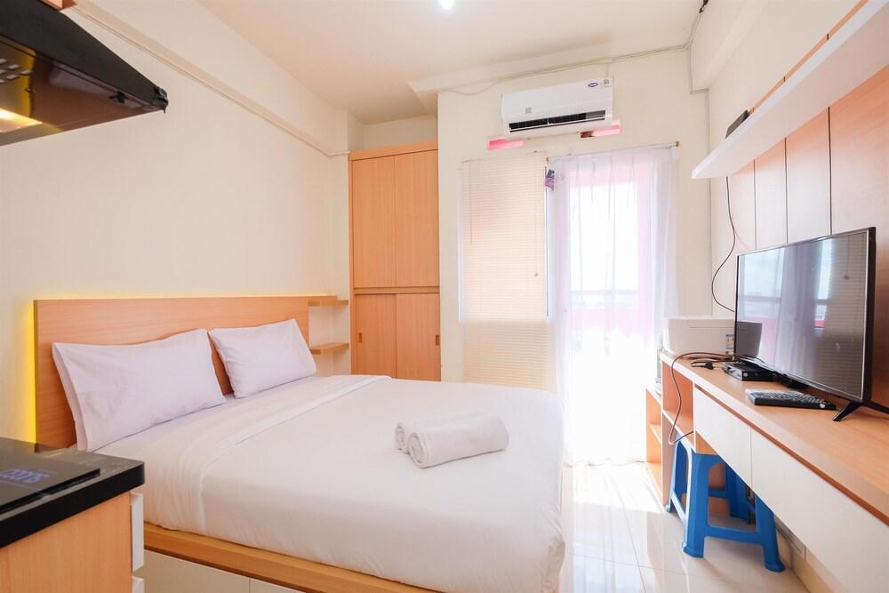 Nice And Comfy Studio At Green Pramuka City Apartment - Tap to explore photos