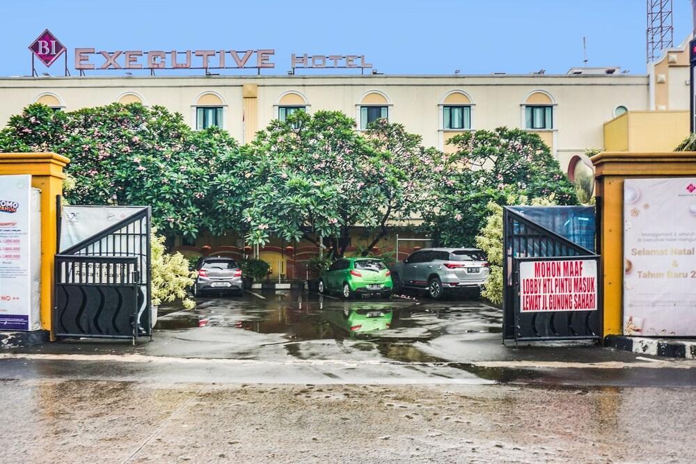 Super OYO Townhouse OAK Bi Executive - Tap to explore photos