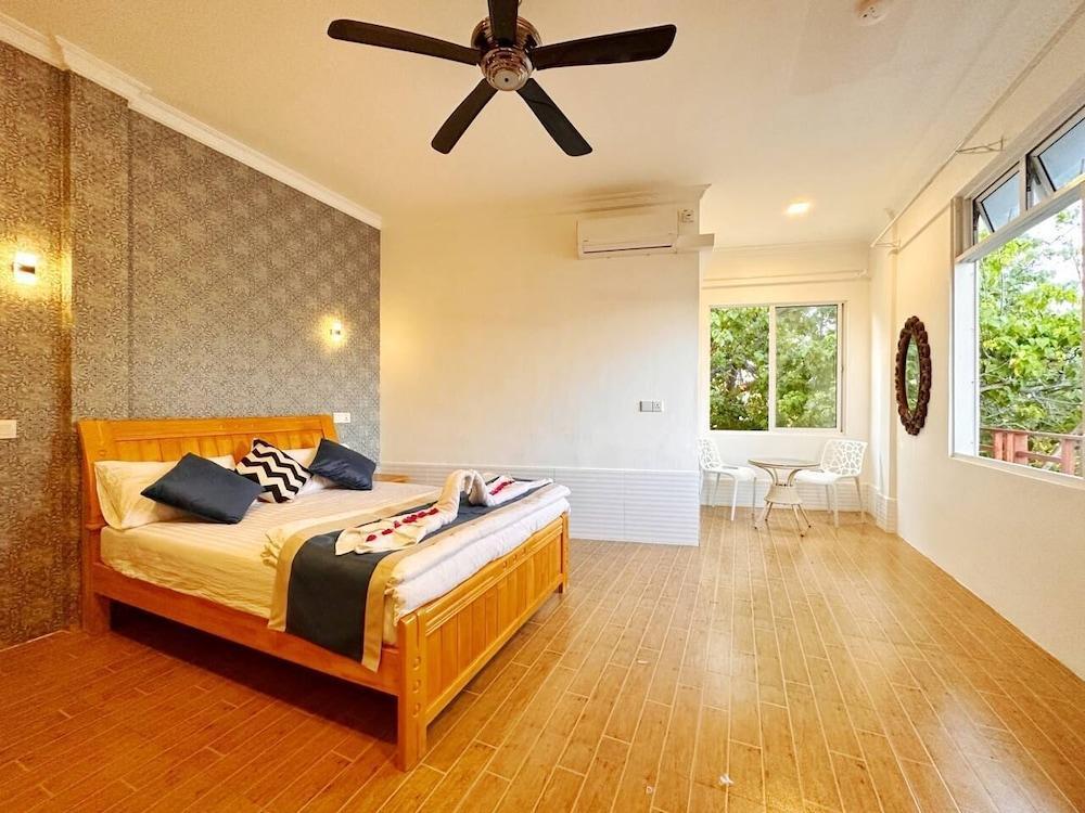 Aqua Sunset Room Type - Family Room, Garden View